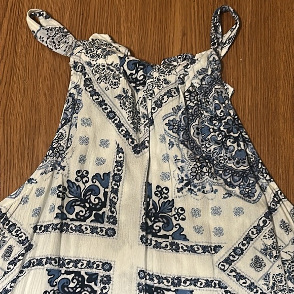 Blue and White Patterned Women's Top Size Medium no tag Tie Neck Summer Top - Picture 3 of 9